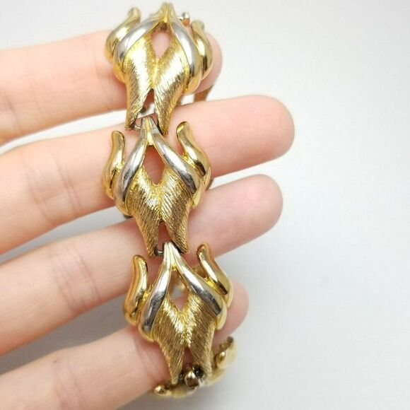 Vintage Monet Gold Tone Chunk Retro Chain Bangle Bracelet, 70s 80s Style, Estate - Picture 2 of 6